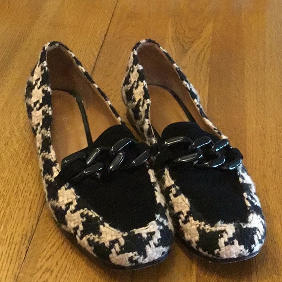 kate spade Shoes - Woman’s Kate spade black/tan fabric plaid loafer. Size 7.5. Black chain. Cute!